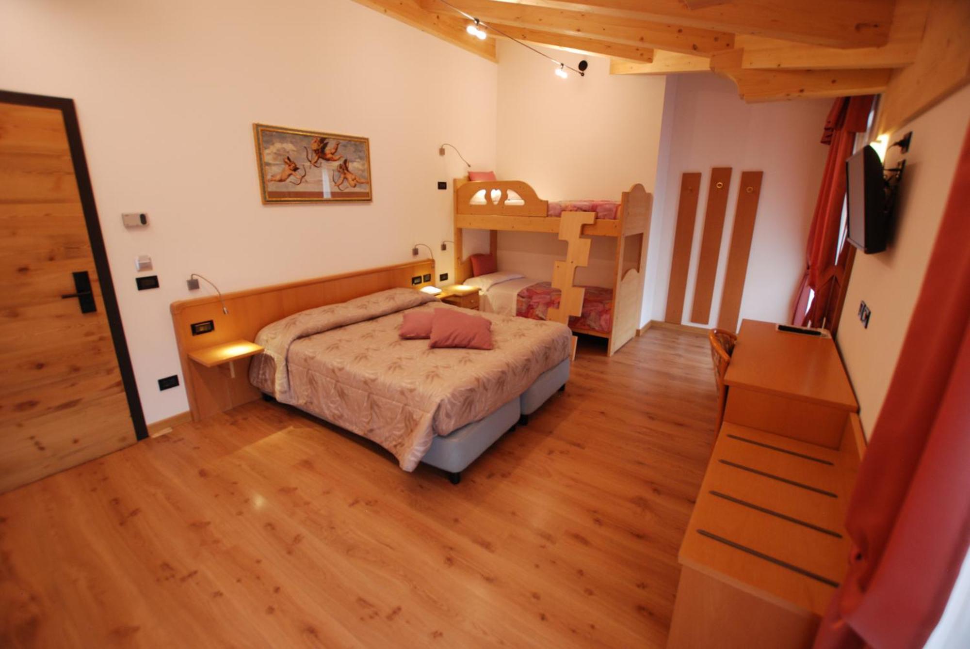 Hotel Chalet Alaska ปอซซาดิฟัซซา ภายนอก รูปภาพ