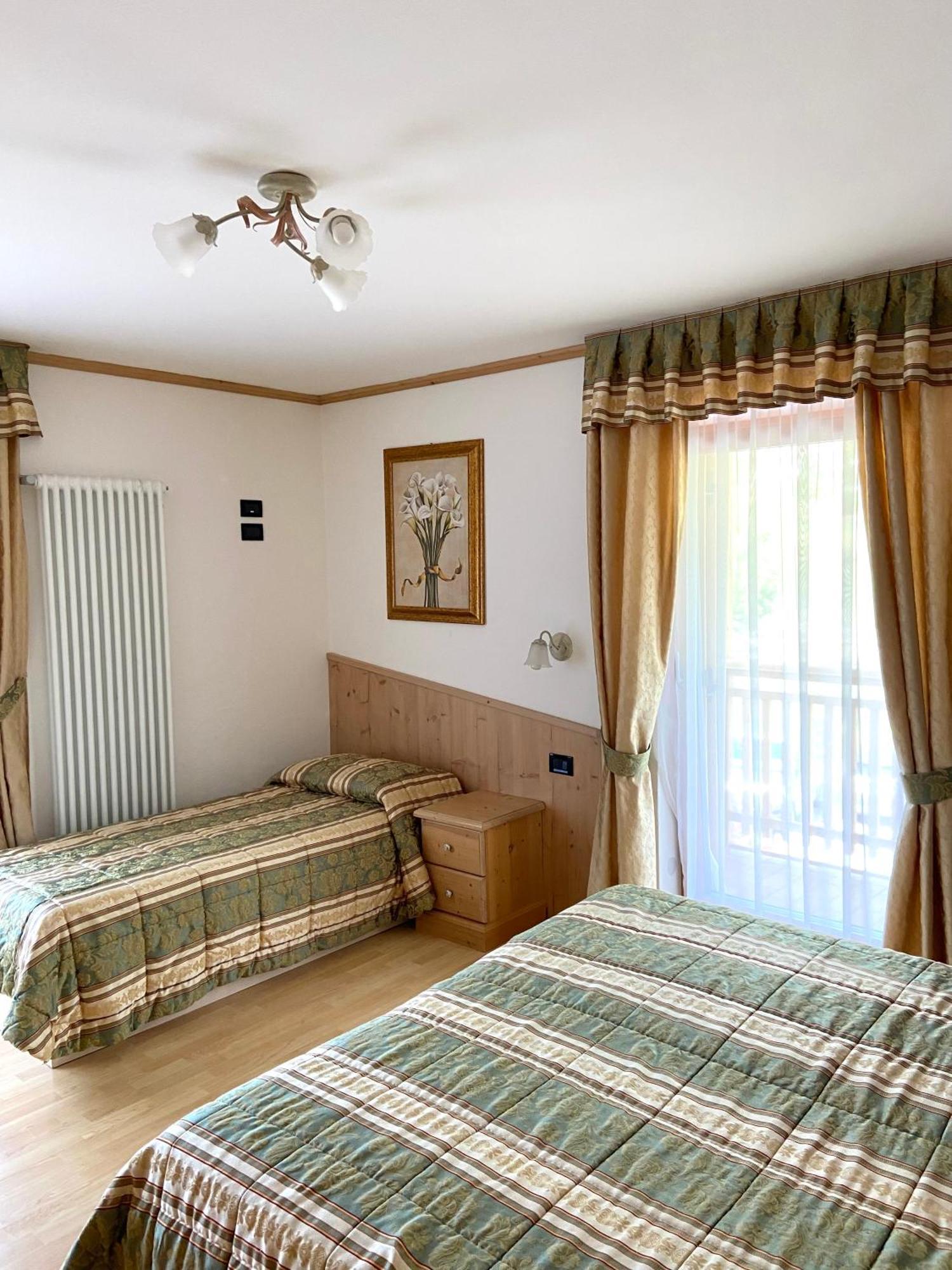 Hotel Chalet Alaska ปอซซาดิฟัซซา ภายนอก รูปภาพ