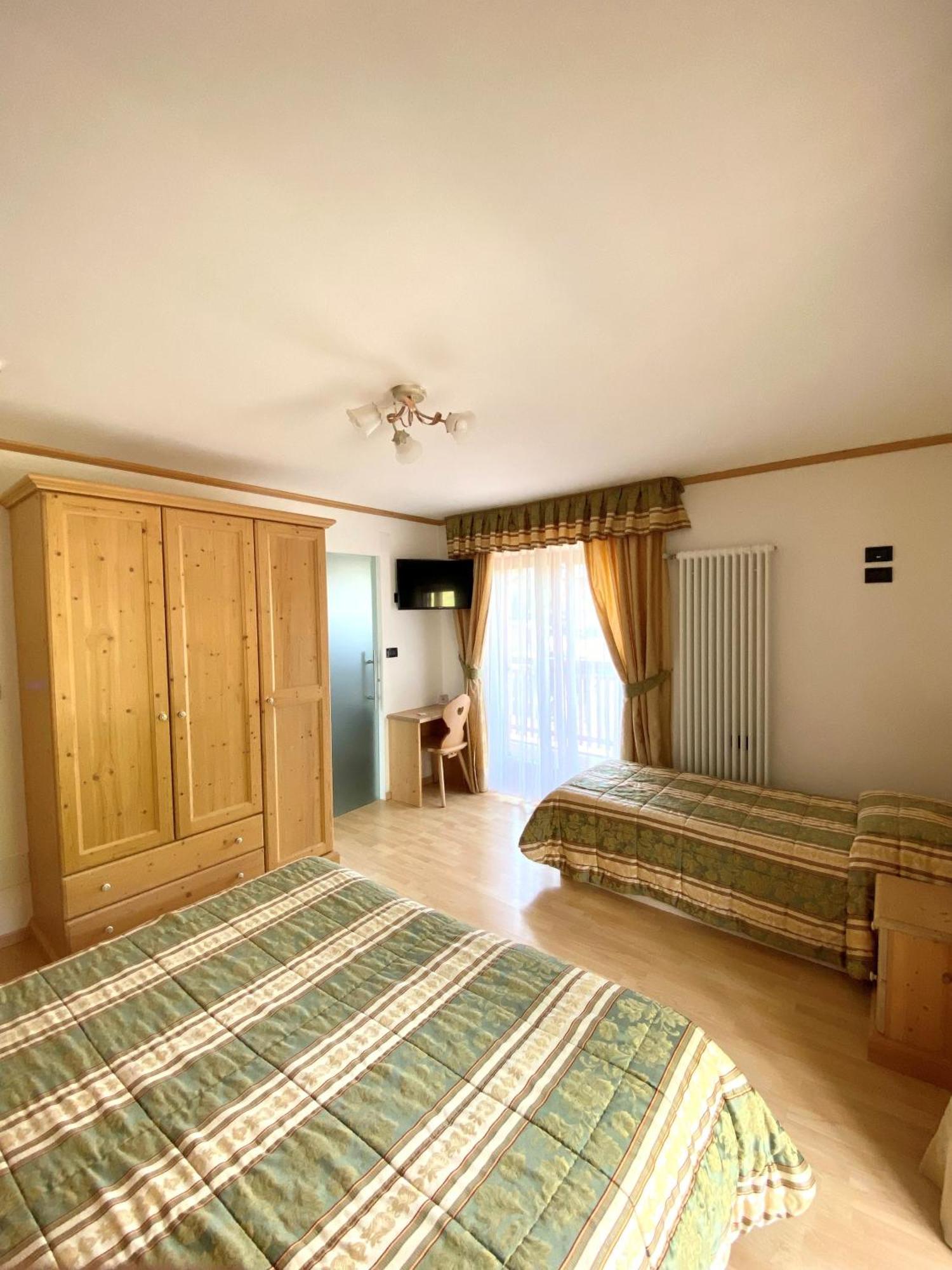 Hotel Chalet Alaska ปอซซาดิฟัซซา ภายนอก รูปภาพ