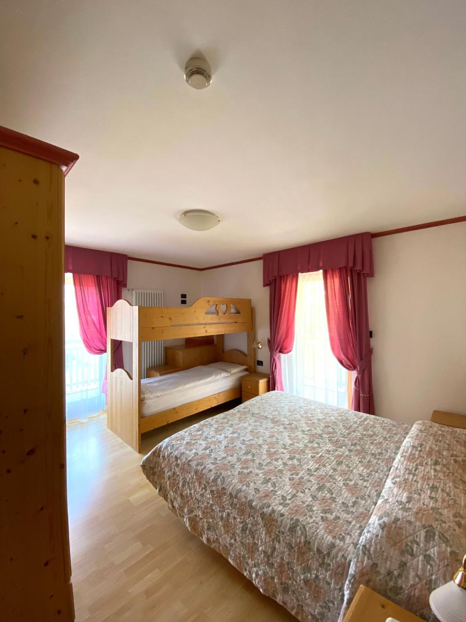 Hotel Chalet Alaska ปอซซาดิฟัซซา ภายนอก รูปภาพ