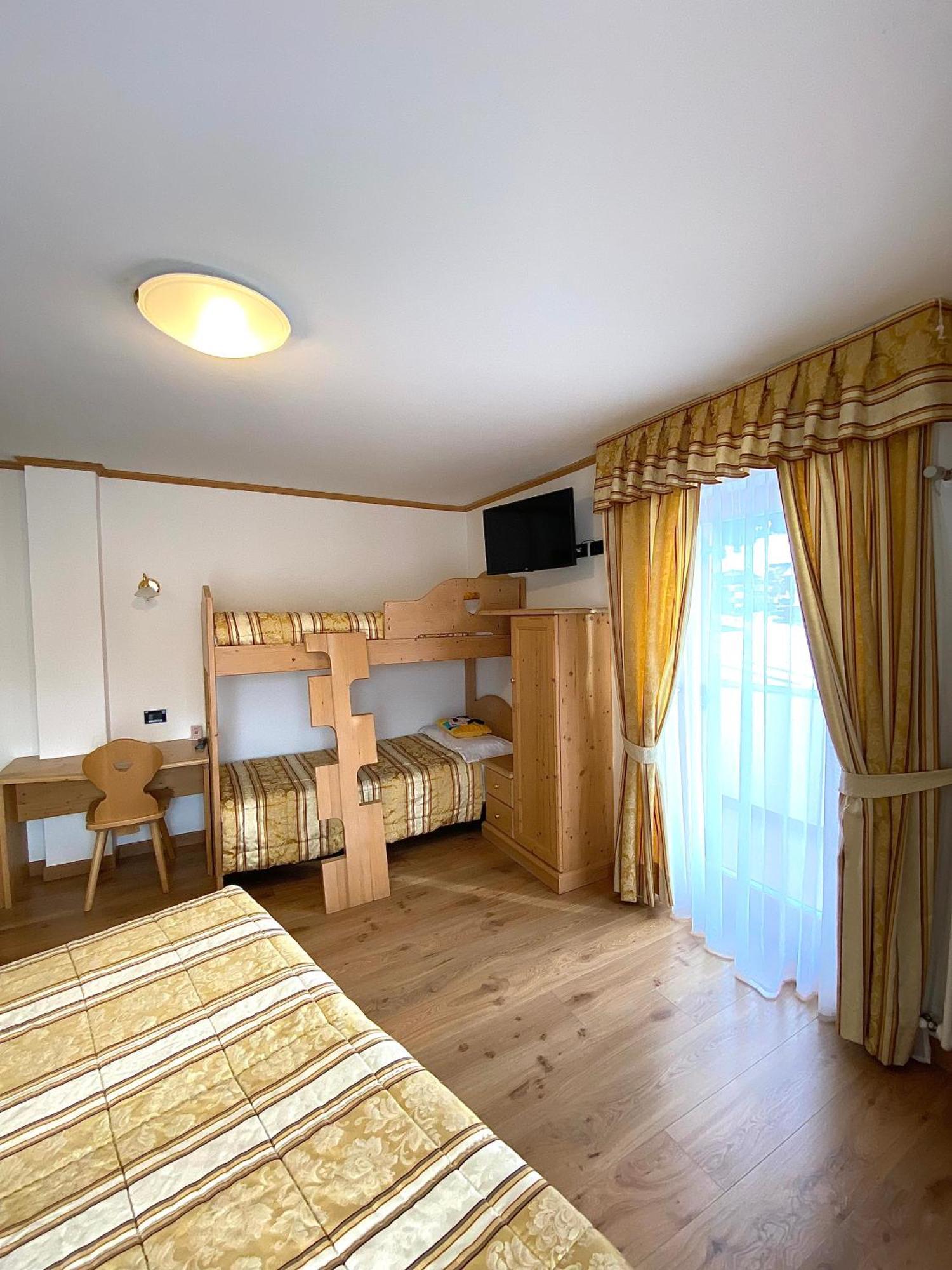 Hotel Chalet Alaska ปอซซาดิฟัซซา ภายนอก รูปภาพ