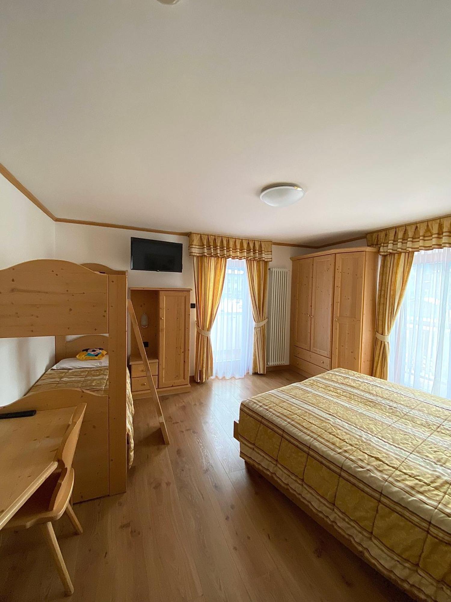 Hotel Chalet Alaska ปอซซาดิฟัซซา ภายนอก รูปภาพ