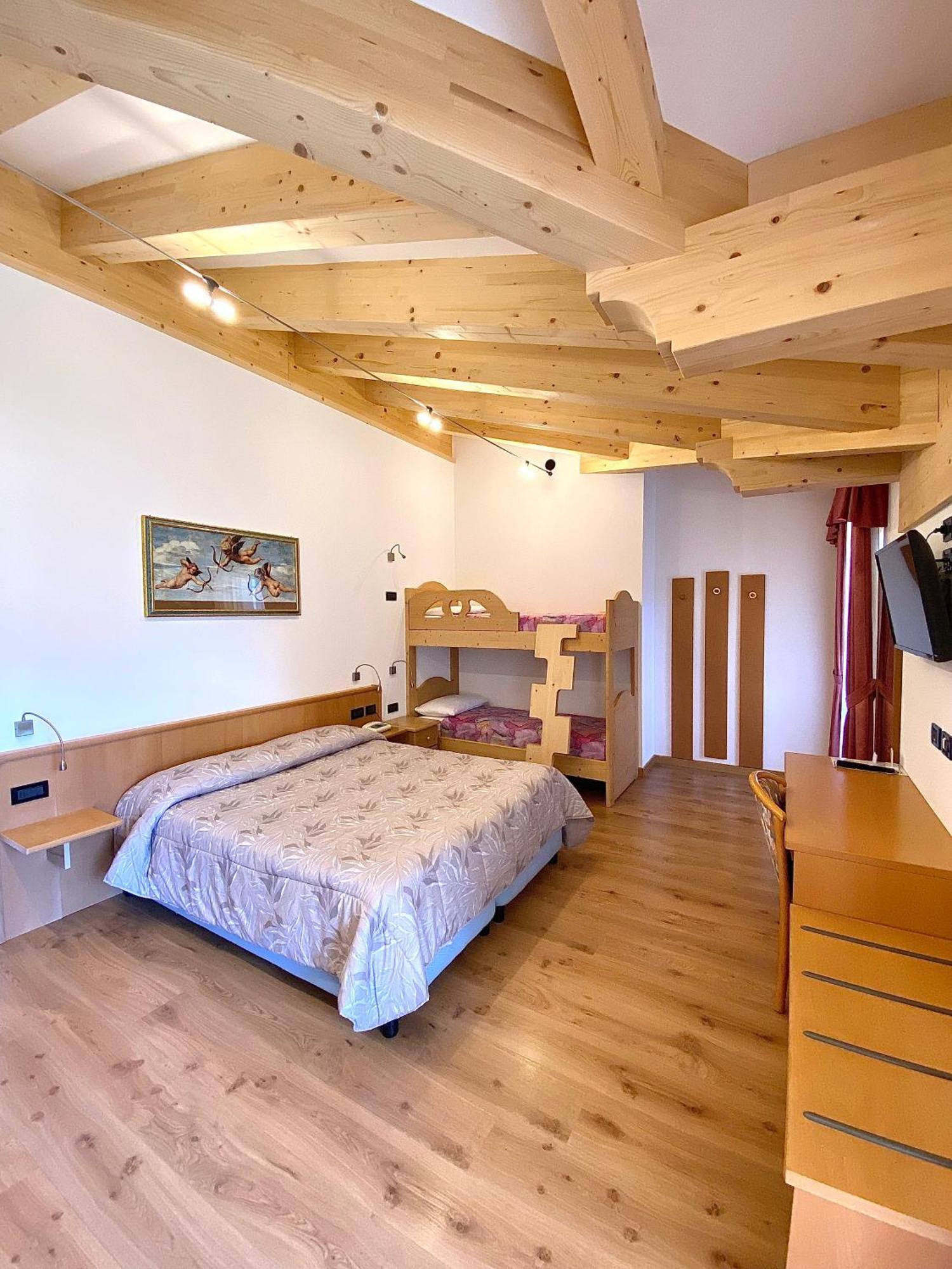 Hotel Chalet Alaska ปอซซาดิฟัซซา ภายนอก รูปภาพ