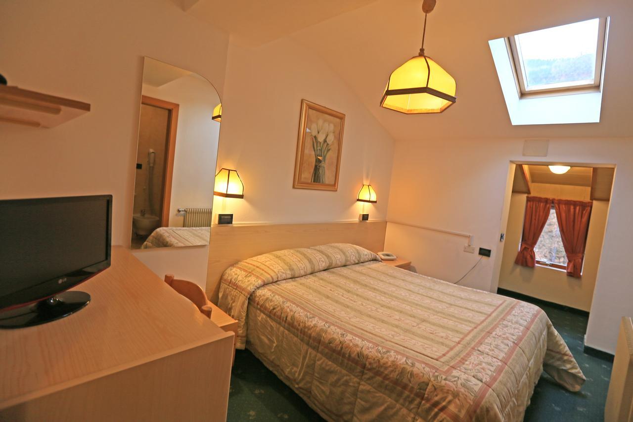 Hotel Chalet Alaska ปอซซาดิฟัซซา ภายนอก รูปภาพ