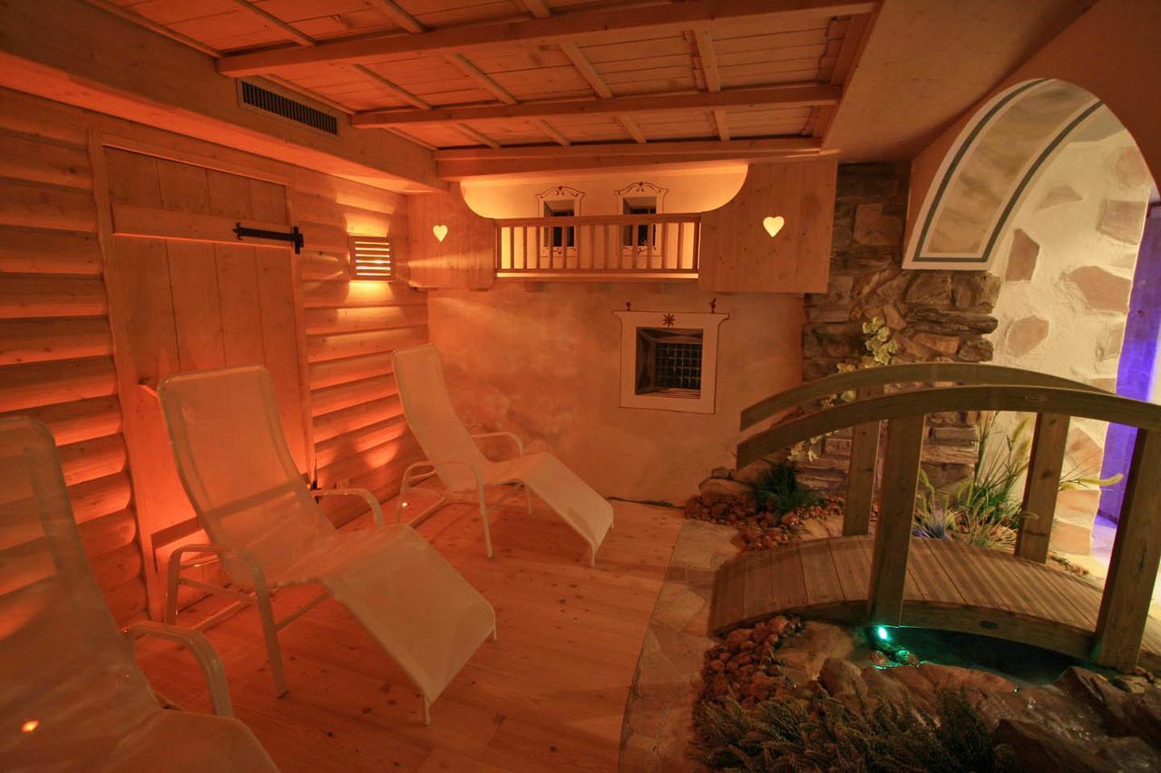 Hotel Chalet Alaska ปอซซาดิฟัซซา ภายนอก รูปภาพ