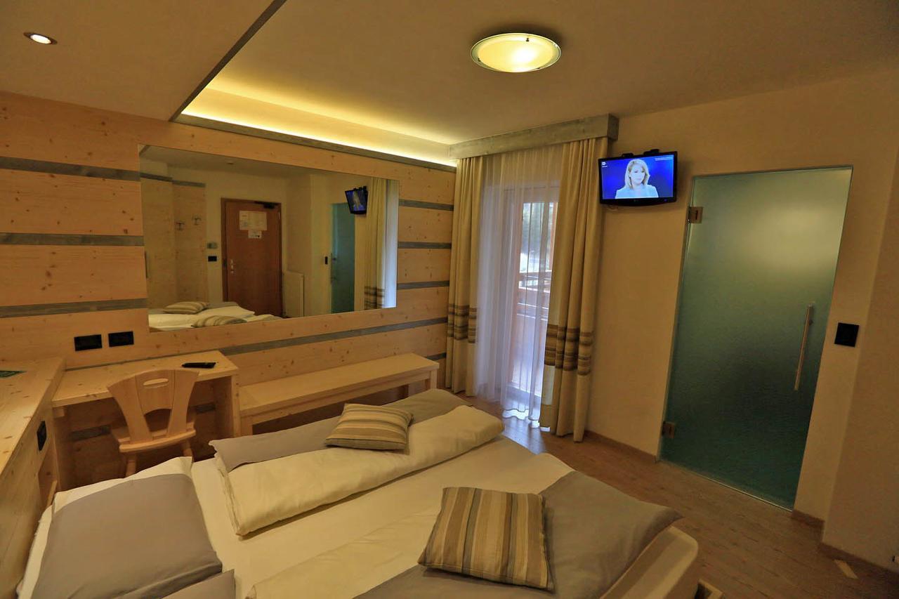 Hotel Chalet Alaska ปอซซาดิฟัซซา ภายนอก รูปภาพ