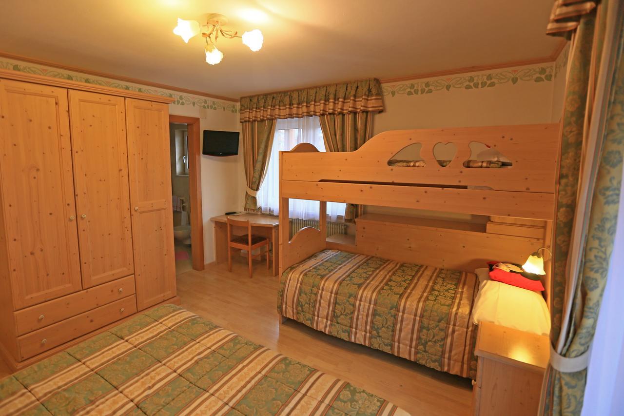 Hotel Chalet Alaska ปอซซาดิฟัซซา ภายนอก รูปภาพ